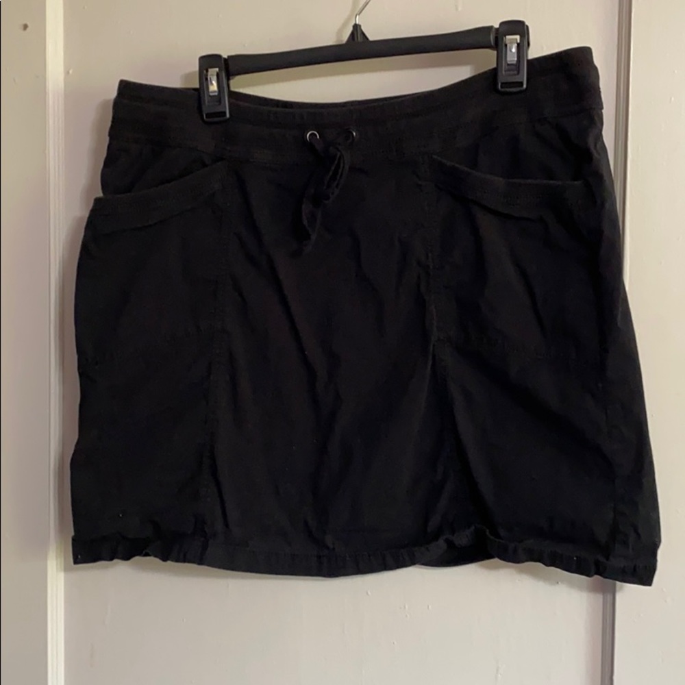Women’s skort with pockets and tie waist. Black